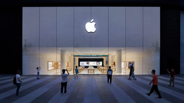 Which country has more Apple retail store